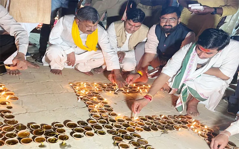 1.50 लाख दीपों से जगमग हुआ मां कामाख्या धाम, विधायक ने मां गोमती की आरती उतारकर शुरू किया आयोजन