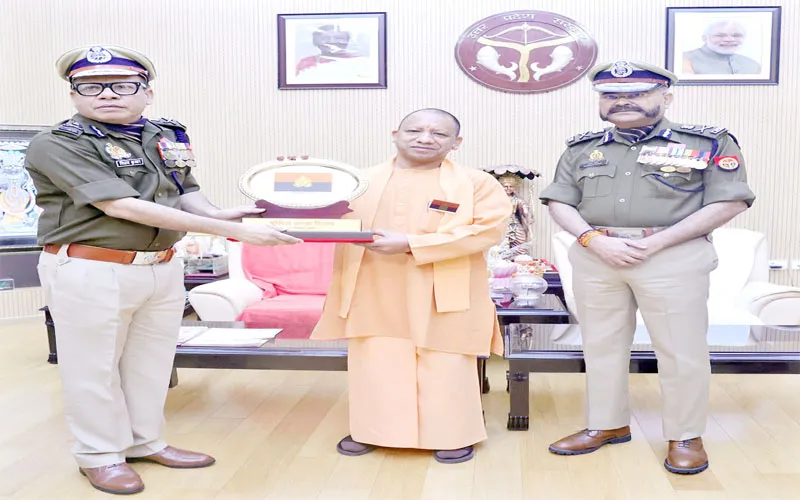 लखनऊ: पुलिस झंडा दिवस पर डीजीपी विजय कुमार ने सीएम योगी को लगाया फ्लैग, झंडे को दी सलामी