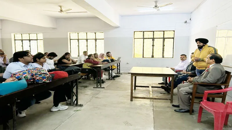 लखनऊ विवि: इंटरफेस कार्यक्रम में विद्यार्थियों ने जाना समस्याओं के प्रति कैसे बनें संवेदनशीलता और विकसित हो समझ 