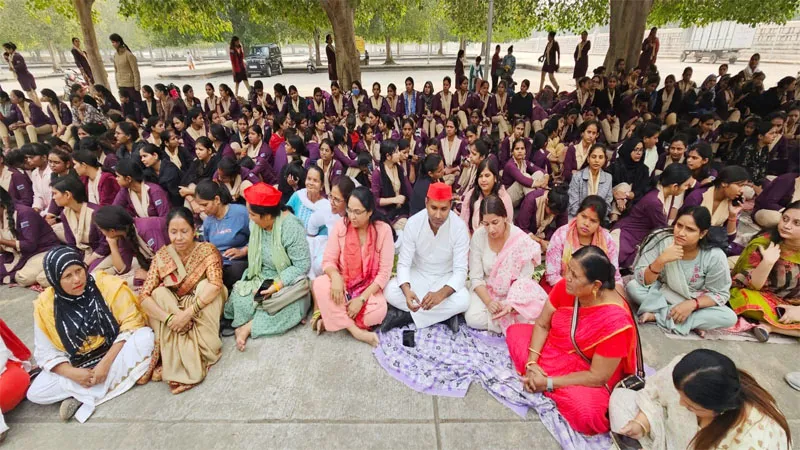 लखनऊ: डायल-112 की आंदोलनरत महिला कर्मचारियों से मिला सपा का प्रतिनिधिमंडल, अखिलेश यादव ने किया यह व्यंग्य!