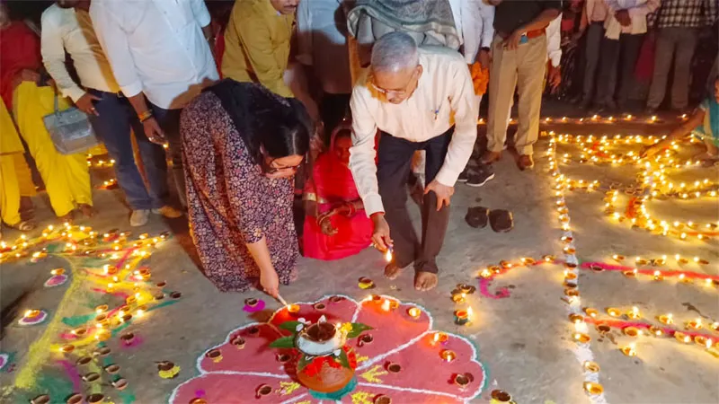 जिला प्रशासन ने वनटांगिया परिवारों के साथ मनाई दीपावली, 2100 दीपों से जगमगाया रामगढ़ वनटांगिया गांव