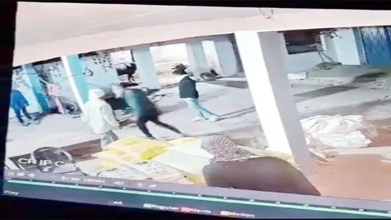 उन्नाव में असलहों के साथ घर में घुसे बदमाश, 15 दिन बीत जाने के बाद भी पुलिस अब भी खाली हाथ! CCTV कैमरे में घटना कैद