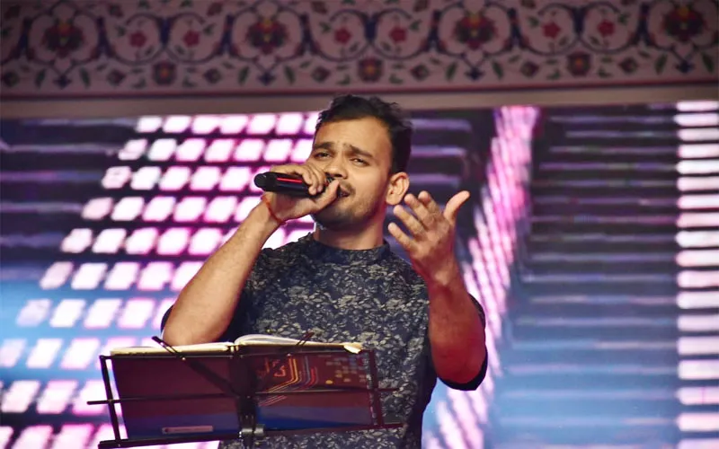 अल्लाह कहो या राम भगवान एक हैं...। जैसे तमाम भोजपुरी गीत गाकर सिंगर ने जीता श्रोताओं का दिल, खूब बटोरीं तालियां