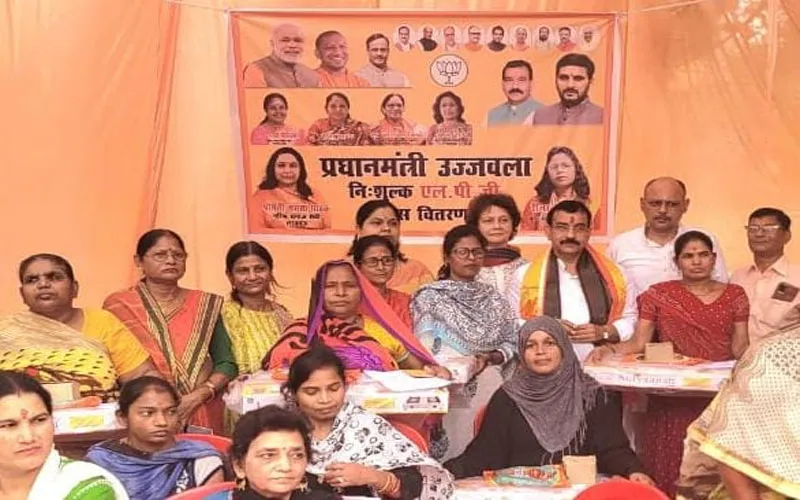 लखनऊ: लाभार्थी महिलाओं को उज्ज्वला योजना के तहत वितरित किया गया गैस का चूल्हा 