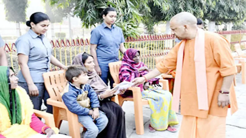 जन समस्याओं के निस्तारण में संवेदनशीलता बरतें अधिकारी: योगी