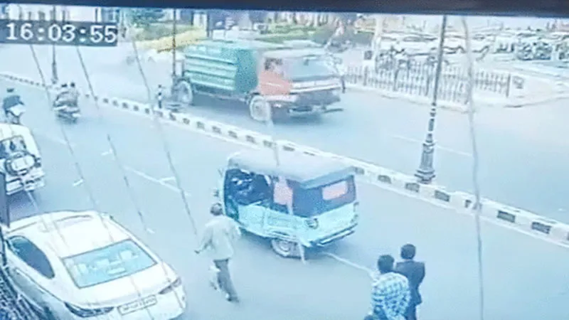 लखनऊ: वीआईपी मूवमेंट के लिए सड़क पर पानी का हो रहा था छिड़काव, स्कूटी फिसली और हो गया बड़ा हादसा...