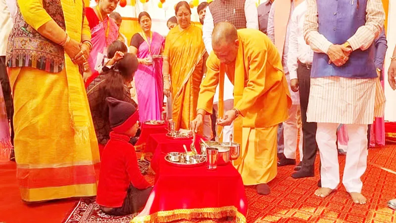अयोध्या पहुंचे सीएम योगी ने हाट कुक्ड योजना की शुरुआत की, स्कूली बच्चों को अपने हाथ से परोसा भोजन, बांटी चॉकलेट