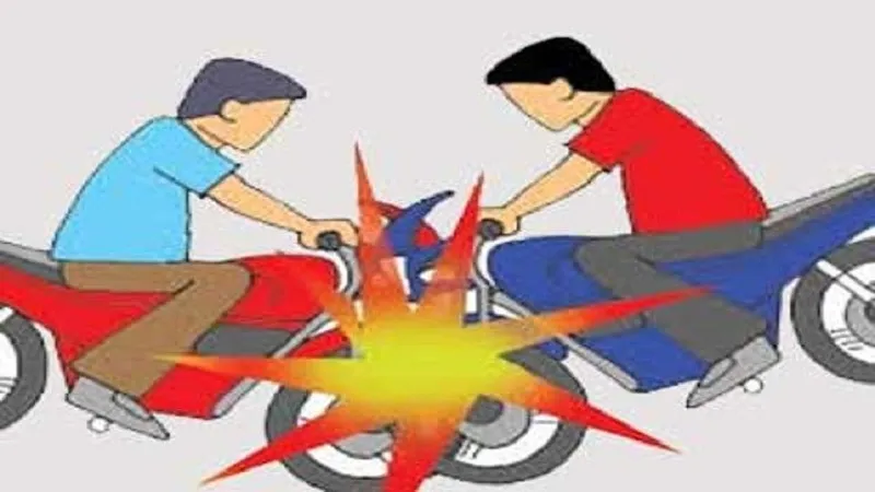 संभल: बाइकों की टक्कर में घायल युवक को लात मारने पर विवाद, मौके पर जुटी भीड़