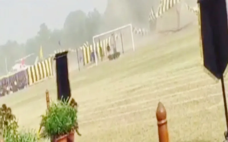 लखनऊ: खुले मैदान में छात्र कर रहे थे खेल प्रतिभा का प्रदर्शन, अचानक हेलीकॉप्टर के उतरने से उखड़ गये तंबू, मची भगदड़