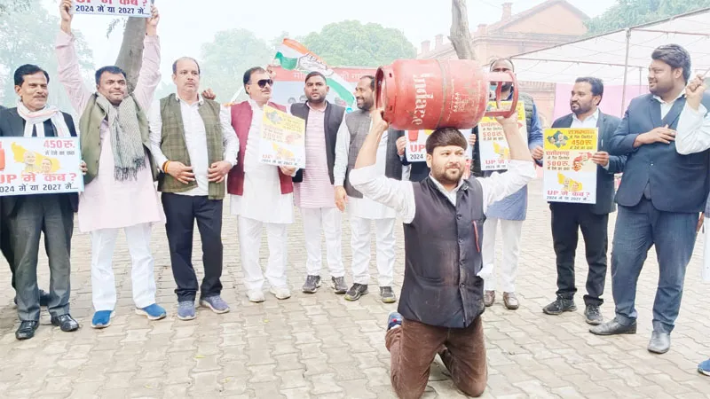 प्रयागराज: रसोई गैस के बढ़े दाम को लेकर कांग्रेसियों ने सिर पर सिलेंडर रखकर किया प्रदर्शन, की नारेबाजी, उठाई यह बड़ी मांग...
