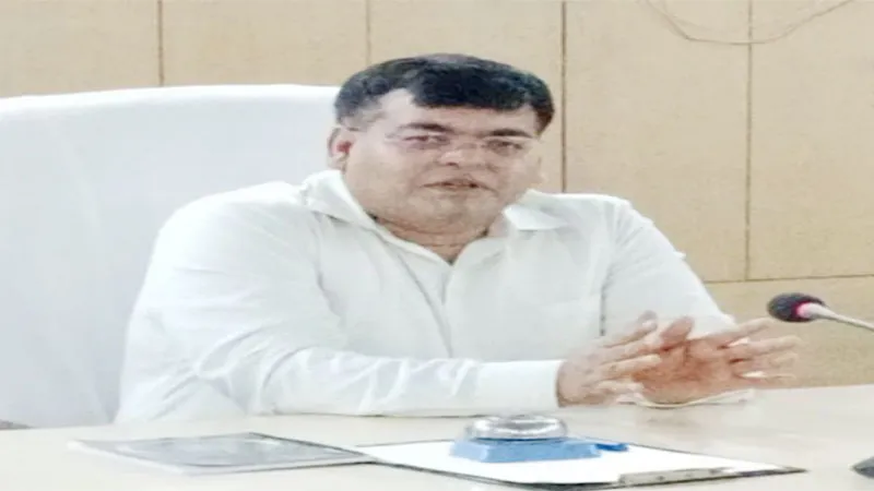 हैंडपंप रिबोर कराए बगैर लाखों रुपए का भुगतान करने पर डीएम ने प्रधान का वित्तीय अधिकार छीना, सचिव को किया निलंबित