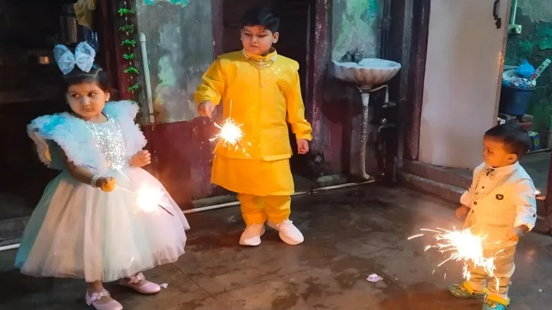 अमरोहा: धूमधाम से मनाया दिवाली पर्व, चारों ओर छाई रोशनी...एक-दूसरे को मिठाई खिलाकर दी बधाई