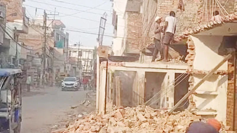प्रयागराज: सड़क चौड़ीकरण को लेकर शहर में दहशत, खुद का आशियाना तोड़ने को मजबूर हुए लोग