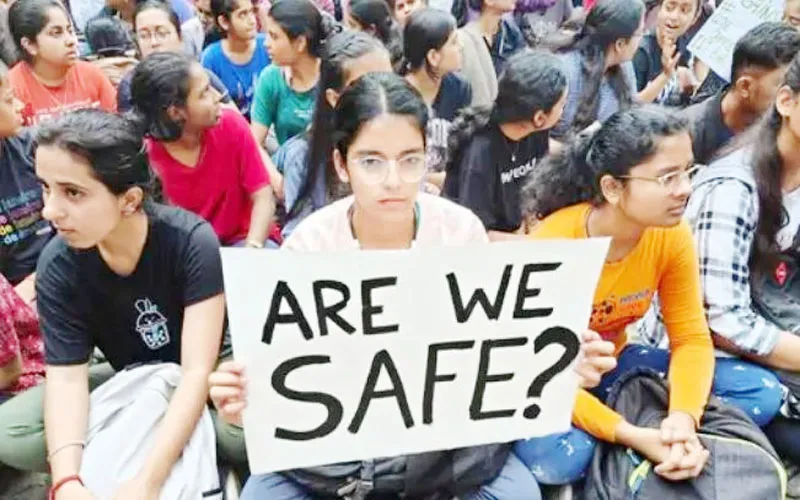 वाराणसी: IIT BHU की छात्रा से छेड़खानी के मामले में छात्र हुए शांत, आश्वासन के बाद धरना किया समाप्त