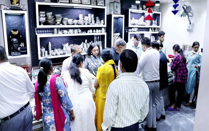 धनतेरस पर लोगों ने जमकर की खरीदारी, बर्तन, आभूषण के साथ खूब बिके मोबाइल फोन, सुरक्षा व्यवस्था रही चाक-चौबंद