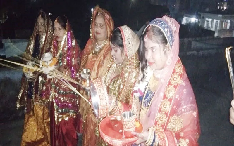 हरदोई: चंद्रदेव के दिखते ही व्रती महिलाओं ने पति के हाथों ग्रहण किया अन्न-जल, करवा मां से की पति की लंबी उम्र की प्रार्थना 