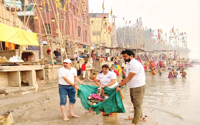देव दीपावली के पूर्व नमामि गंगे के सदस्यों ने गंगा घाटों पर चलाया स्वच्छता अभियान, काशीवासियों से की यह बड़ी अपील