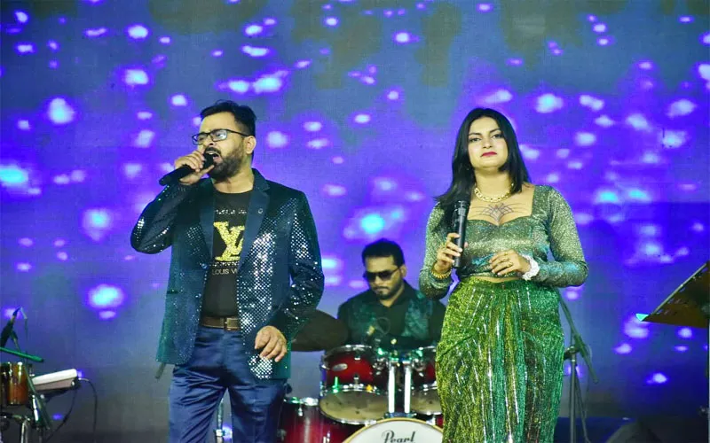 बाराबंकी: दीपांशी, जमाल व कुलदीप चौहान के गीतों से सजी देवा मेले की शाम, गायन को सुन झूम उठे दर्शक, बजीं तालियां