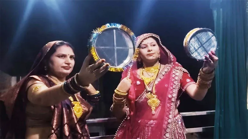 बांदा: सोलह श्रंगार से सजी सुहागिनों ने चलनी की ओट से किया चांद और पति का दीदार, की लंबी उम्र की प्रार्थना