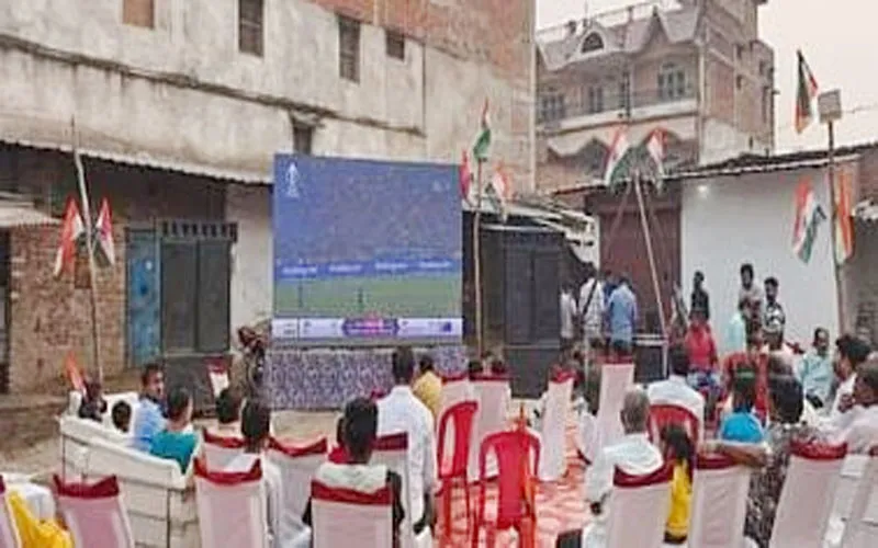 WORLD CUP CRICKET: क्रिकेट प्रेमियों के लिए कई स्थानों पर लगी एलईडी स्क्रीन, सभी कर रहे भारत की जीत के लिए दुआ