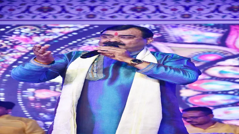 बाराबंकी का देवा मेला: सुरेश कुशवाहा व मानवी जया ने भोजपुरी गीतों से बांधा समां, खूब बजीं तालियां