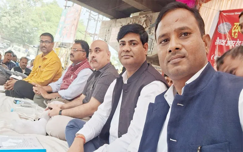 लखनऊ: धरना-प्रदर्शन कर बोले कर्मचारी- मुख्यमंत्री की बात भी नहीं मान रहे अधिकारी