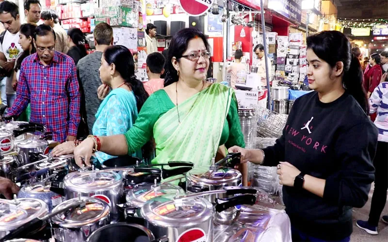 लखनऊ: धनतेरस पर बाजार में धनवर्षा, 2,045 करोड़ का व्यापार, जमकर हुई खरीदारी