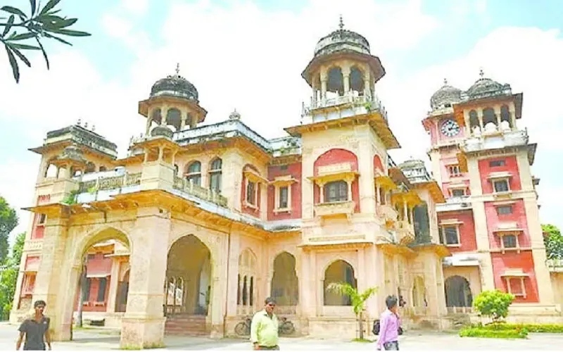 इविवि में छात्रसंघ भवन के गेट को पर्मानेंट बंद करने की अफवाह पर छात्रों में फैला तनाव