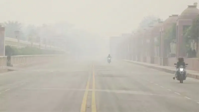 यूपी के मौसम में अचानक हुआ बदलाव, लखनऊ समेत कई जिलों में बादलों का डेरा, सुबह से नहीं हुए सूरज के दर्शन