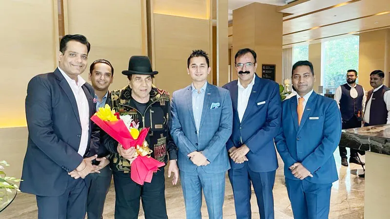 फिल्म 'इक्कीस' की शूटिंग के लिए राजधानी आए बॉलीवुड के हीमैन धर्मेंद्र, पहली बार लखनऊ में कर रहे शूटिंग