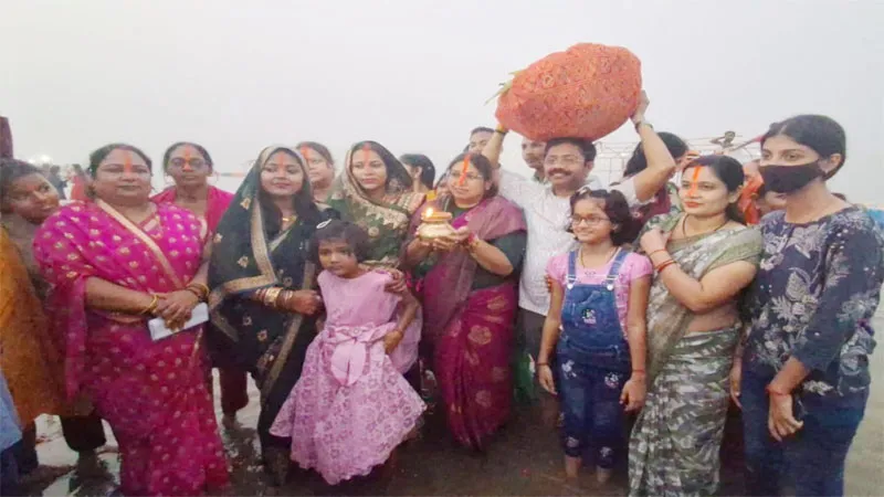 प्रयागराज: अरैल तट पर छठ पूजा पर उमड़ा श्रद्धालुओं का रेला, व्रती महिलाओं ने डूबते सूर्य को दिया अर्घ्य