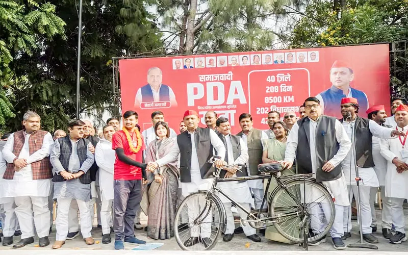 बहराइच: सत्यम के सैफई पहुंचने पर सपा मुखिया अखिलेश यादव ने किया सम्मान