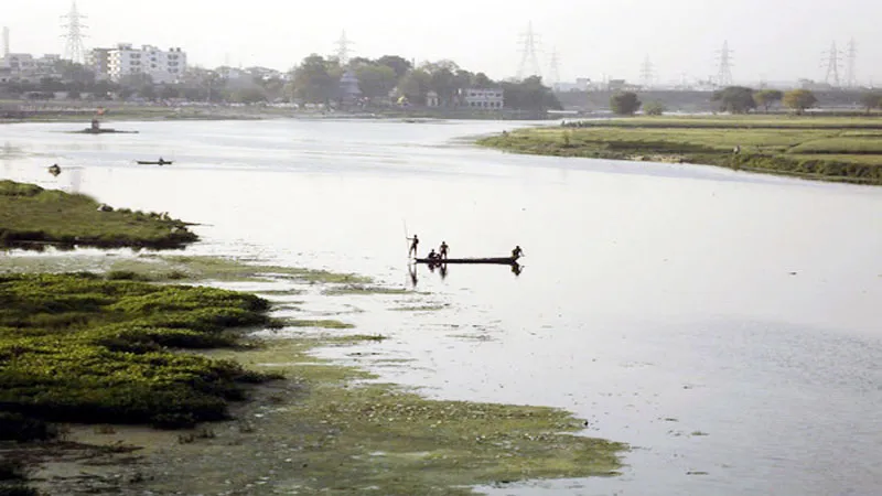 लखनऊ: गोमती से निकाला गया पांच कुंतल कचरा, तट को पाॅलीथीन मुक्त करने का लिया गया संकल्प