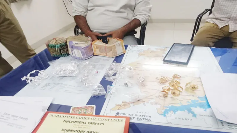 चित्रकूट में पुलिस ने स्कॉर्पियो से लाखों के जेवर के साथ नगदी की बरामद, हड़कंप