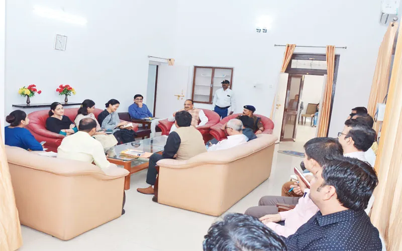 उद्यान मंत्री ने रायबरेली की जनसमस्याओं और विकास कार्यों पर ली अधिकारियों की क्लास, दिए आवश्यक दिशा-निर्देश