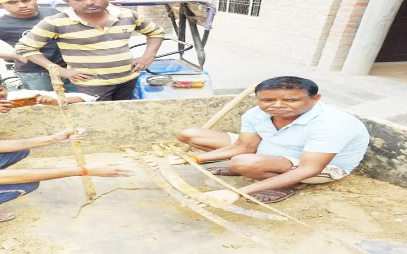 रायबरेली: भीरा गोविंदपुर के खेतों में मिलीं पुरानी तलवारें और बंदूकें, देखने के लिए उमड़े लोग