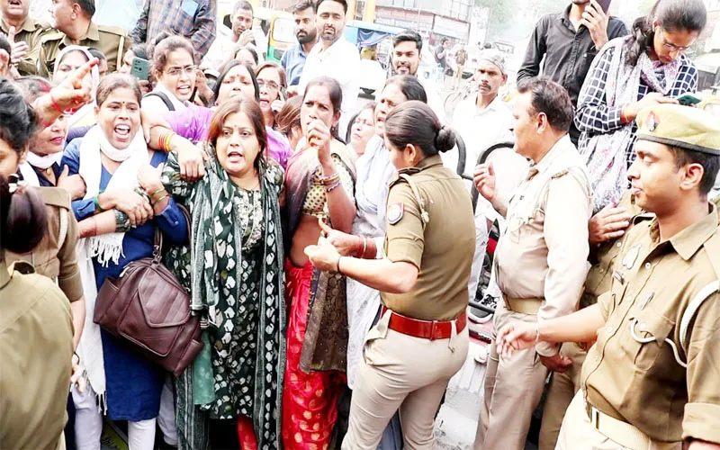 महंगाई और सांसद संजय सिंह की रिहाई की मांग को लेकर आप की महिला विंग ने बीजेपी कार्यालय पर किया जोरदार प्रदर्शन 