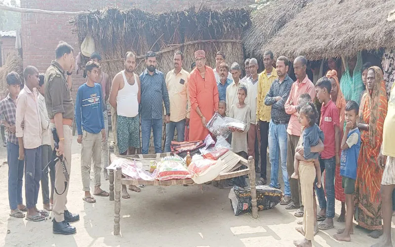 अयोध्या: गोद लिए परिवारों को समाजसेवी ने पहुंचाई मदद, कहा- नेताओं को जनता के दुख-दर्द से नहीं है वास्ता