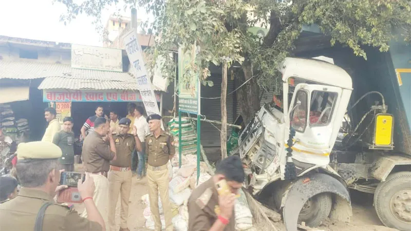 बांदा: डंपर की टक्कर से आटो सवार महिला की हुई मौत, तीन अस्पताल में भर्ती