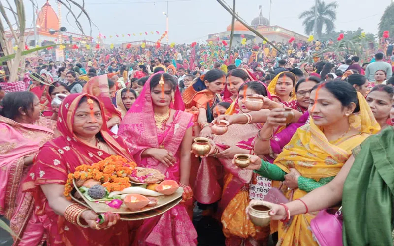 प्रतापगढ़: जिले में छठ पूजन की रही धूम, व्रती महिलाओं ने डूबते सूर्य को दिया अर्घ्य, घाटों पर लगे जयकारे