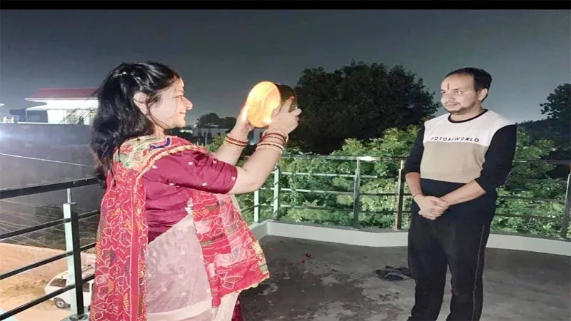 लखनऊ: सुहागिनों ने रखा करवाचौथ का व्रत, करवा मैया से मांगी पति की लम्बी उम्र