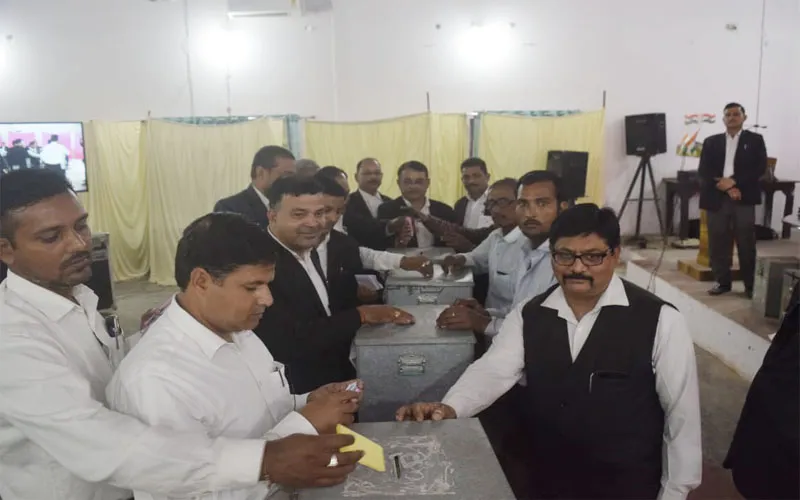 अयोध्या: कड़ी सुरक्षा व गहमागहमी में संपन्न हुआ बार एसोसिएशन का मतदान, 90 फीसदी मतदाताओं ने डाले वोट