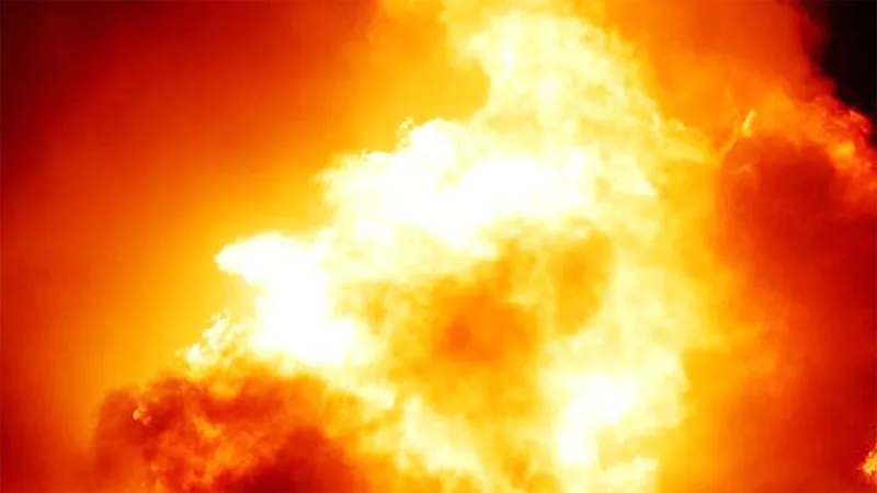 महराजगंज में दुकान और गोदाम में लगी भीषण आग, अग्निकांड की भयावहता ऐसी कि चारों ओर भागते दिखे लोग 