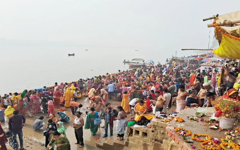 प्रयागराज: देवउठनी एकादशी पर संगम में श्रद्धालुओं ने लगाई आस्था की डुबकी, तुलसी विवाह में हुए शामिल