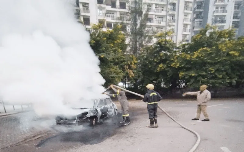 नोएडा में हुआ बड़ा हादसा, कार में लगी आग से दो व्यक्ति जलकर हुए राख, शवों को पहचानना हुआ मुश्किल!