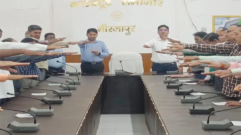 मीरजापुर: संविधान दिवस पर जिले में हुए विविध कार्यक्रम, अधिकारियों ने कर्मचारियों को दिलाई शपथ