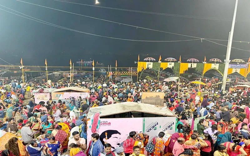 कार्तिक पूर्णिमा स्नान: काशी के सभी प्रमुख घाटों पर उमड़ा श्रद्धालुओं का रेला, मां गंगा में किया स्नान, लगाई पुण्य की डुबकी