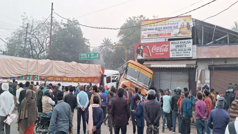 रायबरेली: ओवरलोड ट्रक ने रोडवेज बस को मारी टक्कर, 10 घायल, हड़कंप