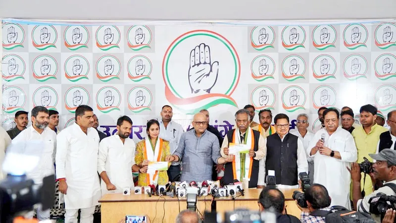 लखनऊ: कई दलों के नेताओं ने ज्वाइन की कांग्रेस, सपा के पूर्व सांसद बेटी समेत बन गए कांग्रेसी, अजय राय ने दिलाई सदस्यता 