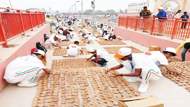 हनुमान जी की अद्भुत लीला! रामनगरी में बारिश के बाद भी 51 घाटों पर सजे 21 लाख दीपक भीगे तक नहीं, लोग अचंभित